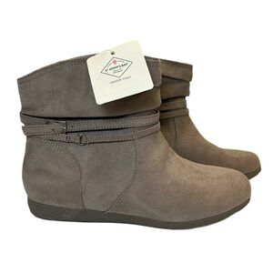 NWT St. John's Bay Women's Kinley Flat Heel Taupe Brown Ankle Boots Size 7